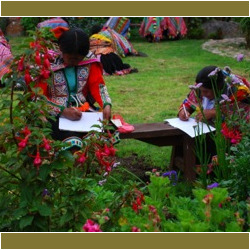 De kinderen krijgen les van Carol in de tuin, o.a. over het verbouwen van groenten Les van Carol in de tuin - 2013