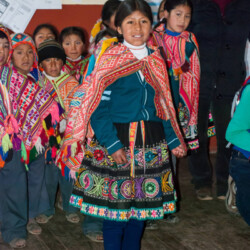 De nieuwe warme vesten geschonken door Stichting Urubamba