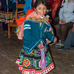 De nieuwe warme vesten geschonken door Stichting Urubamba