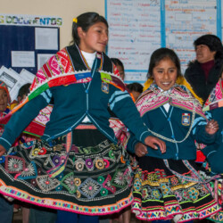 De nieuwe warme vesten geschonken door Stichting Urubamba
