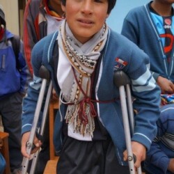 Deze foto's zijn van Willy, waarover al een bericht geplaatst is. Hij kan inmiddels op krukken de Schoolfeestdag bezoeken met zijn vader. Willy, schoolfeestdag 2014